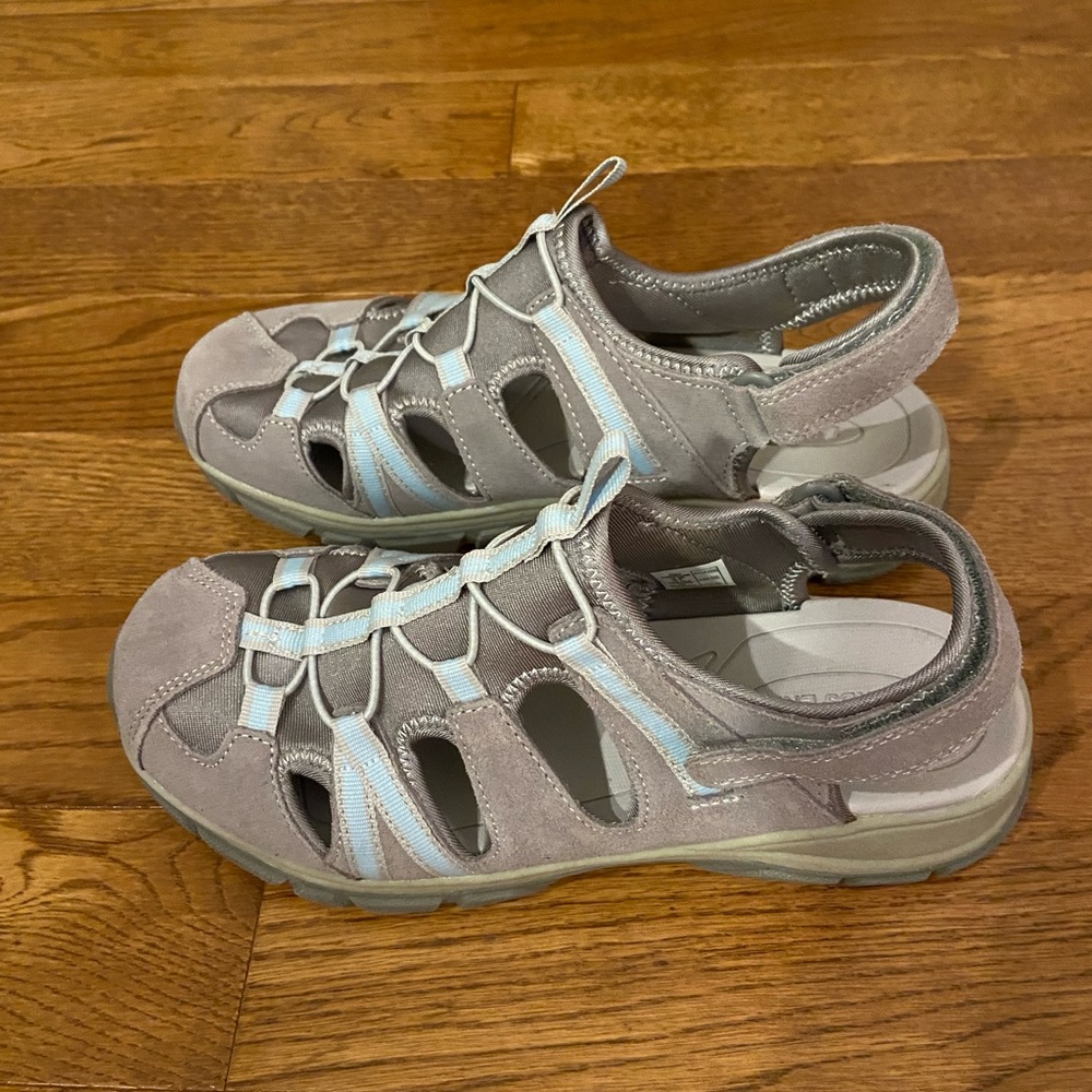 Women’s Lands End Gray Suede Closed Toe Sandals. Size 8B